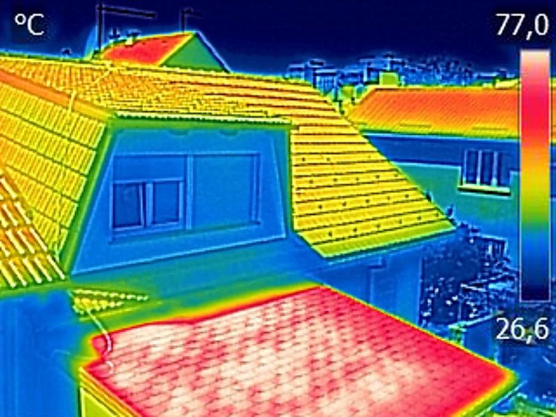 Infrared thermovision image showing Warmed roofs on family homes camara Yuneec CGO ET para fotografia termica