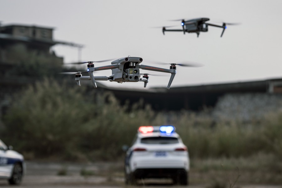 Dos drones Autel EVO MAX 4T volando simultáneamente